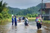 Polres Morut bantu warga melintasi Jalan Trans Sulawesi