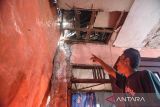 Warga menunjukkan atap rumah yang rusak terdampak gempa bumi Garut di Cipatat, Kabupaten Bandung Barat, Minggu (28/4/2024). Dua unit rumah di Bandung Barat mengalami rusak akibat terdampak gempa berkekuatan 6,5 skala magnitudo yang mengguncang Kabupaten Garut pada Sabtu (27/4). ANTARA FOTO/Novrian Arbi/agr