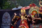Penari mementaskan fragmen tari saat pembukaan Festival Semarapura 2024 di Klungkung, Bali, Minggu (28/4/2024). Festival Semarapura ke-6 yang berlangsung hingga 1 Mei 2024 itu diselenggarakan untuk memperkenalkan dan mempromosikan kekayaan seni budaya serta potensi wisata serta ekonomi kreatif di Kabupaten Klungkung. ANTARA FOTO/Fikri Yusuf/wsj.