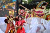 Penari mementaskan fragmen tari saat pembukaan Festival Semarapura 2024 di Klungkung, Bali, Minggu (28/4/2024). Festival Semarapura ke-6 yang berlangsung hingga 1 Mei 2024 itu diselenggarakan untuk memperkenalkan dan mempromosikan kekayaan seni budaya serta potensi wisata serta ekonomi kreatif di Kabupaten Klungkung. ANTARA FOTO/Fikri Yusuf/wsj.