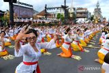 Penari menampilkan tari pendet secara massal saat pembukaan Festival Semarapura 2024 di Klungkung, Bali, Minggu (28/4/2024). Festival Semarapura ke-6 yang berlangsung hingga 1 Mei 2024 itu diselenggarakan untuk memperkenalkan dan mempromosikan kekayaan seni budaya serta potensi wisata serta ekonomi kreatif di Kabupaten Klungkung. ANTARA FOTO/Fikri Yusuf/wsj.