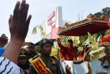 Wali Kota Madiun Maidi (kanan) menyapa warga saat kirab budaya di Kota Madiun, Jawa Timur, Minggu (28/4/2024). Kirab budaya tersebut digelar dalam rangka menandai berakhirnya masa jabatan Wali Kota-Wakil Wali Kota Madiun 2019-2024 Maidi-Inda Raya Ayu Miko Saputri. Antara Jatim/Siswowidodo/mas.