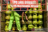 Pekerja menaikan gas subsidi 3 kilogram ke atas truk di Bandung, Jawa Barat, Senin (29/4/2024). Pemerintah melalui Kementerian ESDM akan memberlakukan aturan pembelian gas subsidi 3 kilogram menggunakan KTP bagi yang telah terdaftar pada awal Juni 2024. ANTARA FOTO/Raisan Al Farisi/agr

