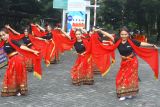 Penari membawakan tari tradisional dalam pagelaran 