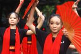 Penari membawakan tari tradisional dalam pagelaran 