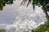 Gunung Ruang erupsi lagi, muntahkan abu vulkanik setinggi lima kilometer
