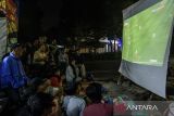 Warga menyaksikan pertandingan semifinal AFC U23 Piala Asia 2024 antara Timnas Indonesia melawan Uzbekistan melalui sebuah layar di Dago Elos, Bandung, Jawa Barat, Senin (29/4/2024). Sejumlah warga di Kota Bandung menggelar nonton bareng di RT dan RW hingga di pinggir jalan untuk mendukung Timnas Indonesia yang berlaga di semifinal AFC U23 Piala Asia 2024. ANTARA FOTO/Novrian Arbi/agr
