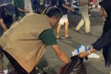 Relawan Green UMP gotong royong punguti sampah setelah nobar Timnas Indonesia