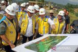 Penjabat (Pj) Gubernur Aceh Bustami Hamzah (tengah) bersama Forkopimda Aceh melihat langsung perkembangan pembangunan proyek strategis nasional Waduk Keureuto di Desa Blang Pante, Kecamatan Paya Bakong, Aceh Utara, Aceh, Selasa (30/4/2024). Balai Wilayah Sungai Sumatera 1 melaporkan progres pembangunan Waduk Keureuto untuk pengendali banjir yang dibangun sejak 2015 dengan biaya APBN sebesar Rp 2,68 triliun itu memiliki kapasitas tampung 215,94 juta/m3 sudah mencapai 90 persen, dan direncanakan akan diresmikan Presiden Joko Widodo pada September 2024. ANTARA/Rahmad