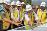 Penjabat (Pj) Gubernur Aceh Bustami Hamzah (tengah) bersama Forkopimda Aceh melihat langsung perkembangan pembangunan proyek strategis nasional Waduk Keureuto di Desa Blang Pante, Kecamatan Paya Bakong, Aceh Utara, Aceh, Selasa (30/4/2024). Balai Wilayah Sungai Sumatera 1 melaporkan progres pembangunan Waduk Keureuto untuk pengendali banjir yang dibangun sejak 2015 dengan biaya APBN sebesar Rp 2,68 triliun itu memiliki kapasitas tampung 215,94 juta/m3 sudah mencapai 90 persen, dan direncanakan akan diresmikan Presiden Joko Widodo pada September 2024. ANTARA/Rahmad
