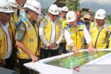 Penjabat (Pj) Gubernur Aceh Bustami Hamzah (tengah) bersama Forkopimda Aceh melihat langsung perkembangan pembangunan proyek strategis nasional Waduk Keureuto di Desa Blang Pante, Kecamatan Paya Bakong, Aceh Utara, Aceh, Selasa (30/4/2024). Balai Wilayah Sungai Sumatera 1 melaporkan progres pembangunan Waduk Keureuto untuk pengendali banjir yang dibangun sejak 2015 dengan biaya APBN sebesar Rp 2,68 triliun itu memiliki kapasitas tampung 215,94 juta/m3 sudah mencapai 90 persen, dan direncanakan akan diresmikan Presiden Joko Widodo pada September 2024. ANTARA/Rahmad