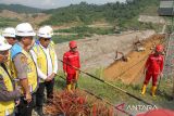 Penjabat (Pj) Gubernur Aceh Bustami Hamzah (tengah) bersama Forkopimda Aceh melihat langsung perkembangan pembangunan proyek strategis nasional Waduk Keureuto di Desa Blang Pante, Kecamatan Paya Bakong, Aceh Utara, Aceh, Selasa (30/4/2024). Balai Wilayah Sungai Sumatera 1 melaporkan progres pembangunan Waduk Keureuto untuk pengendali banjir yang dibangun sejak 2015 dengan biaya APBN sebesar Rp 2,68 triliun itu memiliki kapasitas tampung 215,94 juta/m3 sudah mencapai 90 persen, dan direncanakan akan diresmikan Presiden Joko Widodo pada September 2024. ANTARA/Rahmad