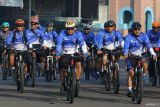 Sejumlah pesepeda melintas saat Gowes Navy Fun Bike di Jalan Tanjung Perak Timur, Surabaya, Jawa Timur, Rabu (1/5/2024). Gowes Navy Fun Bike yang merupakan rangkaian kegiatan peringatan Hari Pendidikan TNI Angkatan Laut (Hardikal) ke-78 itu diikuti sekitar 1.500 pesepeda dari TNI, Polri dan masyarakat umum. Antara Jatim/Didik Suhartono/um