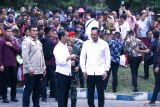 Presiden Indonesia Joko Widodo (kedua kiri) bersama Menteri Agraria dan Tata Ruang/Kepala Badan Pertanahan Negara (ATR/BPN) Agus Harimurti Yudhoyono (kanan) berbincang usai penyerahan sertifikat tanah elektronik di GOR Tawangalun Banyuwangi, Jawa Timur, Selasa (30/4/2024). Presiden menyerahkan secara simbolis sebanyak 10.300 sertifikat tanah elektronik reditribusi kepada para pemegang hak lahan yang sebelumnya berupa eks lahan hutan hingga lahan hak guna usaha (HGU) yang sejak tahun 1938 belum pernah terurus pengajuan serifikatnya. Antara Jatim/Budi Candra Setya/um