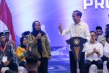 Presiden Indonesia Joko Widodo berbincang dengan warga saat penyerahan sertifikat tanah elektronik di GOR Tawangalun Banyuwangi, Jawa Timur, Selasa (30/4/2024). Presiden menyerahkan secara simbolis sebanyak 10.300 sertifikat tanah elektronik reditribusi kepada para pemegang hak lahan yang sebelumnya berupa eks lahan hutan hingga lahan hak guna usaha (HGU) yang sejak tahun 1938 belum pernah terurus pengajuan serifikatnya. Antara Jatim/Budi Candra Setya/um