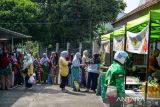 Warga antre untuk membeli sembako saat gerakan pangan murah di Bandung, Jawa Barat, Selasa (30/4/2024). Pemerintah Kota Bandung menggelar gerakan pangan murah yang menjual kebutuhan pokok dengan harga di bawah pasar dalam rangka stabilisasi pasokan dan harga pangan setelah hari raya Idul Fitri. ANTARA FOTO/Raisan Al Farisi/agr
