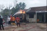 Polisi sedang selidiki kebakaran gudang BBM di Lampung Selatan