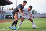 Pesepak bola Madura United Koko Ari Araya (kiri) berebut bola dengan pesepak bola Arema FC Dedik Setiawan (kanan) pada pertandingan BRI Liga 1 di Stadion Gelora Bangkalan, Bangkalan, Jawa Timur, Selasa (30/4/2024). Pertandingan tersebut berakhir imbang dengan skor 0-0. Antara Jatim/Rizal Hanafi/mas.