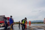 AP I bersihkan abu vulkanik Gunung Ruang di Bandara Samrat Manado
