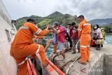 Anggota Basarnas mengevakuasi warga ke atas geladak KN SAR Bima Sena di Pulau Tagulandang, Kepulauan Sitaro, Sulawesi Utara, Rabu (1/5/2024). Basarnas Manado mengevakuasi sekitar 109 orang warga yang terdampak erupsi Gunung Ruang itu dengan menggunakan KN SAR Bima Sena menuju Pelabuhan Munte di Kabupaten Minahasa Utara. ANTARA FOTO/Pradanna Putra Tampi/wsj.