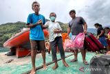 Warga berada di geladak kapal Basarnas KN SAR Bima Sena saat dievakuasi di Pulau Tagulandang, Kepulauan Sitaro, Sulawesi Utara, Rabu (1/5/2024). Basarnas Manado mengevakuasi sekitar 109 orang warga yang terdampak erupsi Gunung Ruang itu dengan menggunakan KN SAR Bima Sena menuju Pelabuhan Munte di Kabupaten Minahasa Utara. ANTARA FOTO/Pradanna Putra Tampi/wsj.