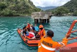 Anggota Basarnas mengevakuasi warga di Pulau Tagulandang, Kepulauan Sitaro, Sulawesi Utara, Rabu (1/5/2024). Basarnas Manado mengevakuasi sekitar 109 orang warga yang terdampak erupsi Gunung Ruang itu dengan menggunakan KN SAR Bima Sena menuju Pelabuhan Munte di Kabupaten Minahasa Utara. ANTARA FOTO/Pradanna Putra Tampi/wsj.