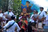 Pekerja menampilkan pementasan seni budaya kolosal saat peringatan Hari Buruh Internasional di Denpasar, Bali, Rabu (1/5/2024). Pementasan seni tari dan musik bertajuk Buruh Mahottama tersebut guna mengajak para pekerja untuk terus mengembangkan potensi diri, salah satunya dengan berkreasi dalam bidang seni melalui momentum peringatan Hari Buruh Internasional 2024. ANTARA FOTO/Fikri Yusuf/wsj.