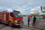 Tim Damkar Tomohon bersihkan landasan pacu Bandara Sam Ratulangi
