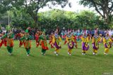 Sejumlah anak-anak menampilkan tarianya pada peringatan Hari Pendidikan Nasional (Hardiknas) di Banyuwangi, Jawa Timur, Kamis (2/5/2024). Peringatan Hardiknas tahun 2024 tersebut digelar melibatkan guru dan anak didik dengan menampil pertunjukan tari dan berbagai macam keterampilan. Antara Jatim/Budi Candra Setya/um