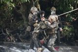 TNI AL- USMC latihan infiltrasi seberangi sungai di Sukabumi, Jabar