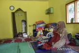 Warga korban terdampak pergerakan tanah merapihkan pakaian di mushola tempat mengungsi Desa Sukamaju, Kabupaten Ciamis, Jawa Barat, Kamis (2/5/2024). Pergerakan tanah di daerah tersebut mengakibatkan 21 rumah warga rusak dengan dua diantaranya mengalami rusak berat dan menyebabkan 45 jiwa terpaksa mengungsi di mushala maupun rumah kerabatnya. ANTARA FOTO/Adeng Bustomi/agr