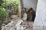 Warga menunjukkan kerusakan tembok rumah akibat pergerakan tanah di Desa Sukamaju, Kabupaten Ciamis, Jawa Barat, Kamis (2/5/2024). Pergerakan tanah di daerah tersebut mengakibatkan 21 rumah warga rusak dengan dua diantaranya mengalami rusak berat dan menyebabkan 45 jiwa terpaksa mengungsi di mushala maupun rumah kerabatnya. ANTARA FOTO/Adeng Bustomi/agr