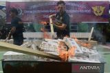 Petugas Bea Cukai membakar barang bukti sitaan negara rokok ilegal saat pemusnahan di Kanwil Bea Cukai,  Banda Aceh, Aceh, Kamis (2/5/2024). Kanwil Bea Cukai Aceh memusnahkan sebanyak 9.260.000 batang rokok ilegal dengan perkiraan nilai barang senilai Rp19,029 miliar tersebut,  merupakan hasil penindakan di perairan  kabupaten Aceh Utara pada Desember 2023 ,sedangkan dua tersangkanya  saat ini dalam proses pengajuan untuk persidangan.  ANTARA FOTO/Ampelsa.