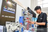 Petugas mengoperasikan mesin pelatihan pneumatic udara saat peluncuran Jalur Penerimaan Vokasi Industri (Jarvis) bersama di Kampus STT Tekstil, Bandung, Jawa Barat, Kamis (2/5/2024). Kementerian Perindustrian meluncurkan Jarvis yang merupakan penerimaan siswa dan mahasiswa baru tahun 2024 pada unit pada unit vokasi di lingkungan Kementerian Perindustrian yang menargetkan sebanyak 7.526 orang pada tahun 2024. ANTARA FOTO/Raisan Al Farisi/agr
