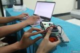 Dua pelajar kelas II MIPA, Mohammad Yayan Firdauzi dan Ardin Al Farizi mencoba robot rakitannya di Madrasah Aliyah Negeri (MAN) 1 Jombang, Jawa Timur, Kamis (2/5/2024). Kedua siswa tersebut berhasil menyabet juara pertama pada lomba robotik tingkat Jawa Timur di Sidoarjo 29 April 2024 lalu. Antara Jatim/Syaiful Arif/mas.
