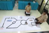 Dua pelajar kelas II MIPA, Mohammad Yayan Firdauzi dan Ardin Al Farizi mencoba robot rakitannya di Madrasah Aliyah Negeri (MAN) 1 Jombang, Jawa Timur, Kamis (2/5/2024). Kedua siswa tersebut berhasil menyabet juara pertama pada lomba robotik tingkat Jawa Timur di Sidoarjo 29 April 2024 lalu. Antara Jatim/Syaiful Arif/mas.