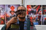 Pewarta foto LKBN Antara sekaligus pemenang foto essay terbaik kategori Art, Culture dan Entertainment Rivan Awal Lingga berpose dengana piala usai penyelenggaraan Anugerah Pewarta Foto Indonesia (APFI) 2024 di Bandung Creative Hub, Bandung, Jawa Barat, Jumat (3/5/2024). Ajang APFI 2024 yang digelar oleh organisasi Pewarta Foto Indonesia tersebut memberikan tujuh kategori dengan 12 penghargaan kepada 11 fotografer Indonesia atas karya fotografi jurnalistik terbaiknya sepanjang tahun 2023. ANTARA FOTO/Novrian Arbi/agr