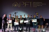 Pewarta foto pemenang Anugerah Pewarta Foto Indonesia (APFI) 2024 berpose bersama di Bandung Creative Hub, Bandung, Jawa Barat, Jumat (3/5/2024). Ajang APFI 2024 yang digelar oleh organisasi Pewarta Foto Indonesia tersebut memberikan tujuh kategori dengan 12 penghargaan kepada 11 fotografer Indonesia atas karya fotografi jurnalistik terbaiknya sepanjang tahun 2023. ANTARA FOTO/Novrian Arbi/agr