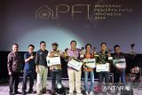 Pewarta foto pemenang Anugerah Pewarta Foto Indonesia (APFI) 2024 berpose bersama di Bandung Creative Hub, Bandung, Jawa Barat, Jumat (3/5/2024). Ajang APFI 2024 yang digelar oleh organisasi Pewarta Foto Indonesia tersebut memberikan tujuh kategori dengan 12 penghargaan kepada 11 fotografer Indonesia atas karya fotografi jurnalistik terbaiknya sepanjang tahun 2023. ANTARA FOTO/Novrian Arbi/agr