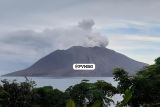 Gumpalan asap putih kelabu bumbung tinggi dari kawah Gunung Ruang, Sulut