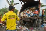 Petugas kebersihan memilah sampah di Medan Amplas, Kota Medan, Sumatera Utara, Kamis (2/5/2024). Dinas Lingkungan Hidup (DLH) Kota Medan menaikkan retribusi sampah mulai dari perumahan sampai perkantoran pada tahun ini dengan membaginya dalam tiga kategori dengan tarif terbesar retribusi sampah senilai Rp148.225 per bulan untuk rumah tangga tipe 1 di pusat kota dan tarif terendah Rp44.468 per bulan untuk pinggir kota. ANTARA FOTO/Fransisco Carolio