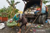 Petugas kebersihan memilah sampah di Medan Amplas, Kota Medan, Sumatera Utara, Kamis (2/5/2024). Dinas Lingkungan Hidup (DLH) Kota Medan menaikkan retribusi sampah mulai dari perumahan sampai perkantoran pada tahun ini dengan membaginya dalam tiga kategori dengan tarif terbesar retribusi sampah senilai Rp148.225 per bulan untuk rumah tangga tipe 1 di pusat kota dan tarif terendah Rp44.468 per bulan untuk pinggir kota. ANTARA FOTO/Fransisco Carolio