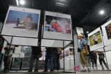 Pengunjung melihat karya foto yang di pajang pada pameran Anugerah Pewarta Foto Indonesia (APFI) 2024 di Bandung Creative Hub, Bandung, Jawa Barat, Jumat (3/5/2024). Pameran tersebut menampilkan 21 foto tunggal dan enam foto essay para pemenang serta nominator APFI 2024. ANTARA FOTO/Novrian Arbi/agr