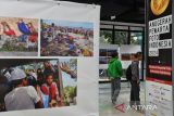 Pengunjung melihat karya foto yang di pajang pada pameran Anugerah Pewarta Foto Indonesia (APFI) 2024 di Bandung Creative Hub, Bandung, Jawa Barat, Jumat (3/5/2024). Pameran tersebut menampilkan 21 foto tunggal dan enam foto essay para pemenang serta nominator APFI 2024. ANTARA FOTO/Novrian Arbi/agr