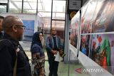 Ketua Dewan Pers Ninik Rahayu (tengah) didamping Ketua PFI Pusat Reno Esnir (kiri) dan pewarta foto LKBN Antara Rivan Awal Lingga (kanan) melihat foto essay terbaik kategori Art, Culture dan Entertainment pada pameran Anugerah Pewarta Foto Indonesia (APFI) 2024 di Bandung Creative Hub, Bandung, Jawa Barat, Jumat (3/5/2024). Pameran tersebut menampilkan 21 foto tunggal dan enam foto essay para pemenang serta nominator APFI 2024. ANTARA FOTO/Novrian Arbi/agr