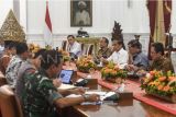Presiden Joko Widodo pimpin rapat penanganan pengungsi Gunung Ruang