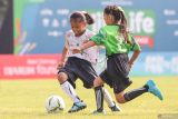 Pesepak bola SDN Ngagel Rejo I putri Annisa Nur Mini Putri Aryan (kiri) berusaha melewati hadangan pesepak bola SDN Manukan Kulon II Adelia Faransia (kanan) pada Milklife Soccer Challenge di Lapangan Bogowonto, Surabaya, Jawa Timur, Sabtu (4/5/2024). Kompetisi sepak bola wanita yang diikuti 58 tim dari Madrasah Ibtidaiyah (MI) dan Sekolah Dasar (SD) yang berada di Surabaya tersebut untuk mempopulerkan sepak bola putri di kalangan pelajar. Antara Jatim/Rizal Hanafi/um 