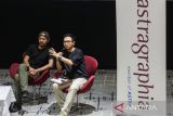 Ketua Dewan Juri Anugerah Pewarta Foto Indonesia (APFI) 2024 Mast Irham (kanan) bersama pewarta foto lepas Ulet Ifansasti (kiri) memberikan pemaparan saat diskusi fotografi APFI 2024 di Bandung Creative Hub, Bandung, Jawa Barat, Sabtu (4/5/2024). Diskusi fotografi yang mengangkat dua tema yakni Cerita Dibalik Foto Pemenang APFI serta Sinergi Fotografi dan Printing tersebut merupakan rangkaian pameran pameran foto karya pemenang dan nominator yang berlangsung dari 3 hingga 8 Mei 2024. ANTARA FOTO/Novrian Arbi/agr