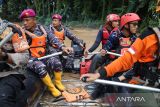 Tim Satgas Lantamal VI Makassar sisir lokasi korban banjir di Luwu