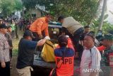Petugas temukan jasad korban mengambang di Sungai Citarum wilayah Cianjur